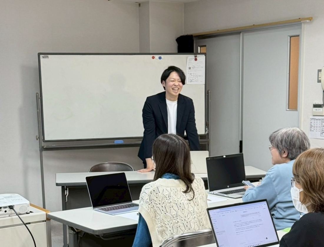 長崎県内の講座で受講者に説明する矢倉祐樹