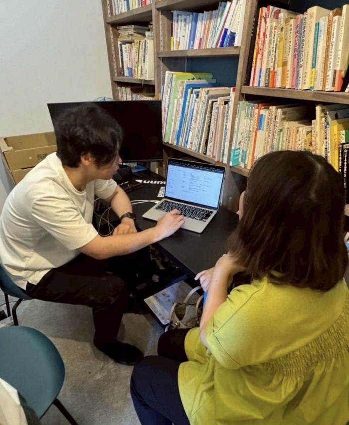 1対1でパソコン操作をサポートする様子