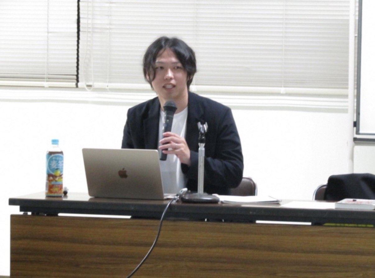 マイクを持って説明する矢倉祐樹